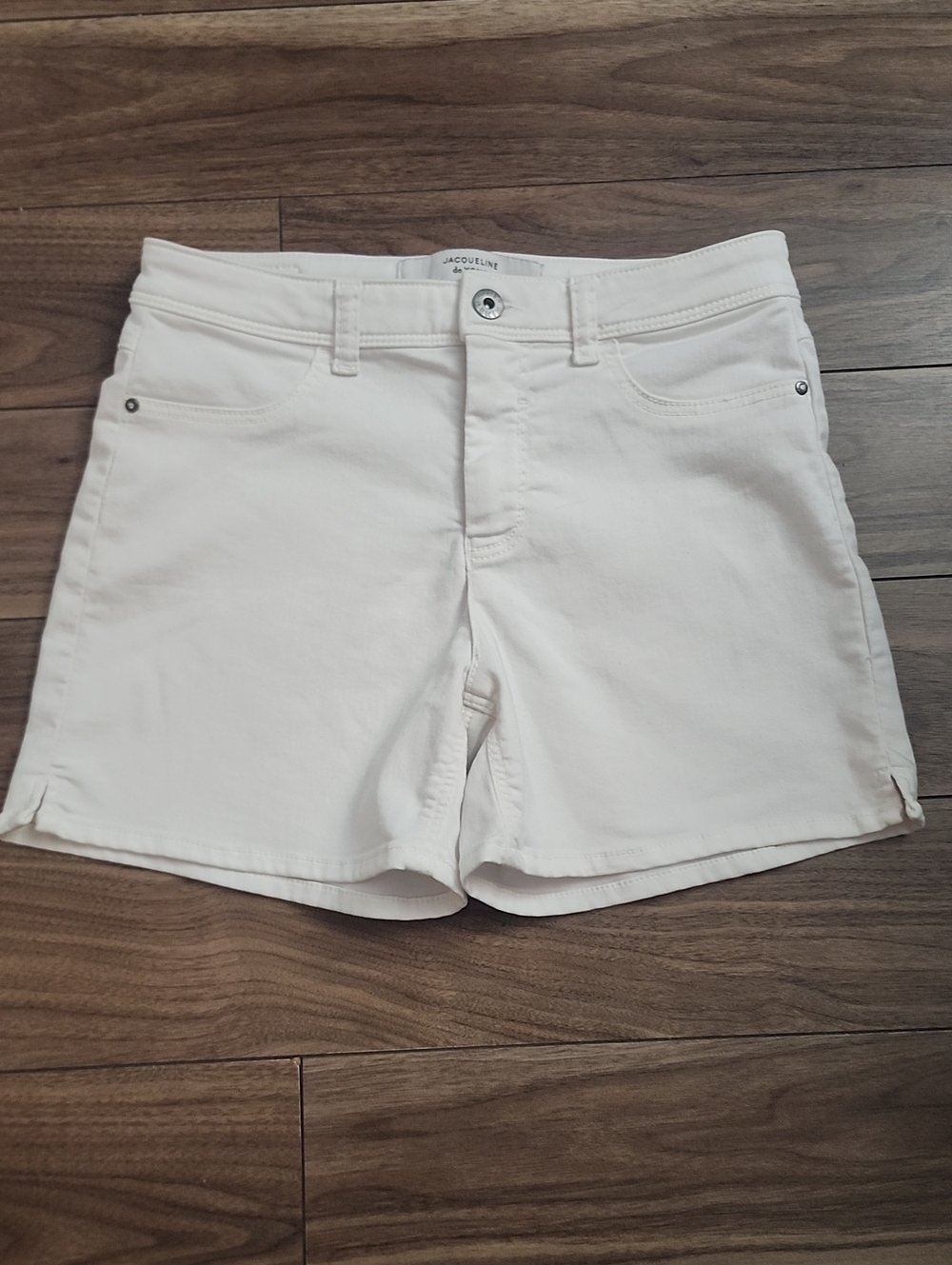 2/$10 🔥 Jaqueline De YONG, Women's White Shorts